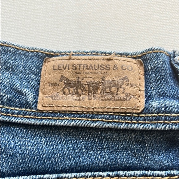 EUC Levi's 515 Womens 4 Flap Pockets Cuffed Bermuda Jean Shorts 🔥🔥 (R) - Picture 8 of 8